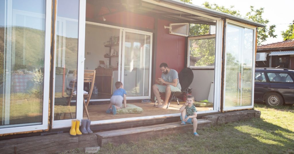 familia viviendo en casa contenedor